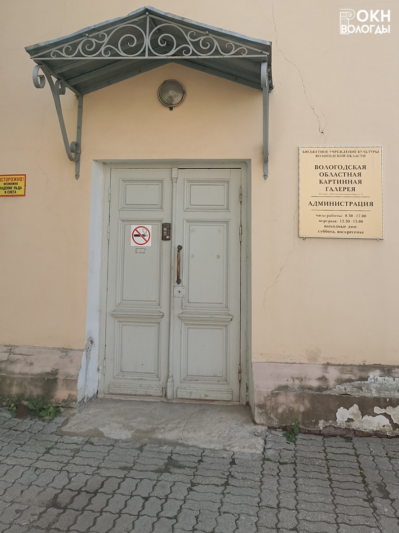 Одна из дверей на северном фасаде