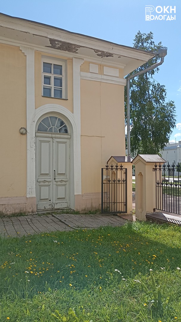 Одна из дверей на северном фасаде
