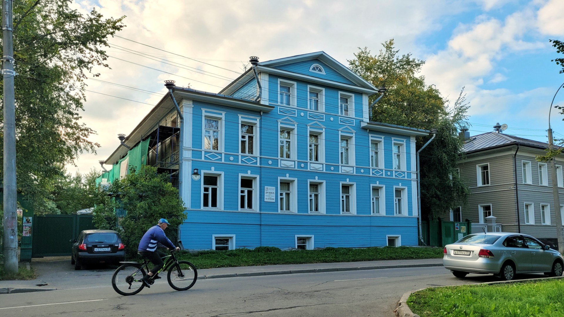 Дом в ходе окраски фасадов волонтёрами-участниками Том-Сойер феста, 2023 год