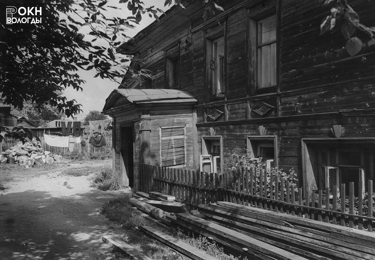 Крыльцо и боковой фасад, вид со двора, 1972 год