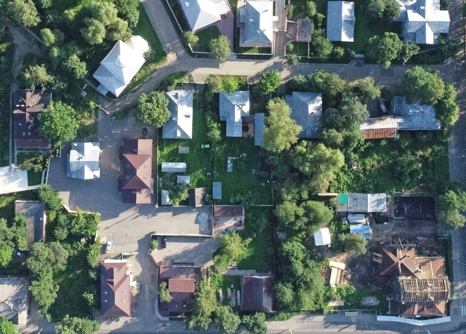 Участок на ул. Ленинградкой, 12 (в правом нижнем углу), часть ул. Засодимского и Ильинская церковь (в левом верхнем углу), 2022 год