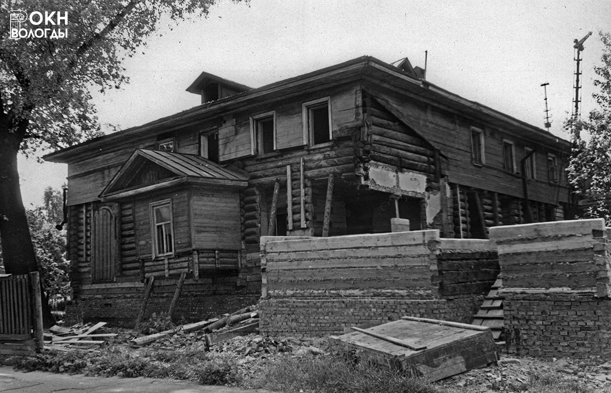 Реставрация бокового фасада, вид со двора 1972 год