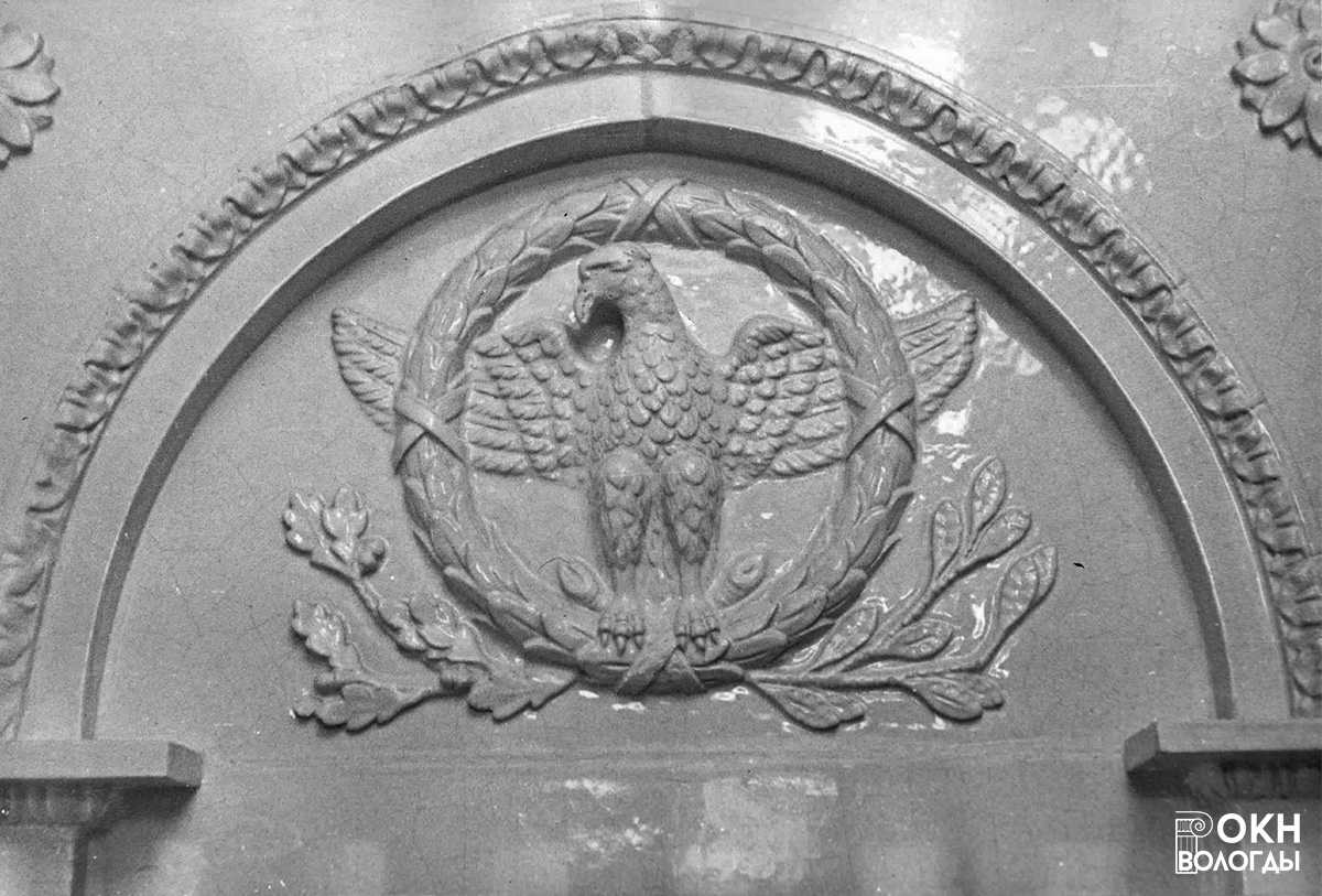 Печь зала (I), рельеф в арке, 1981 год