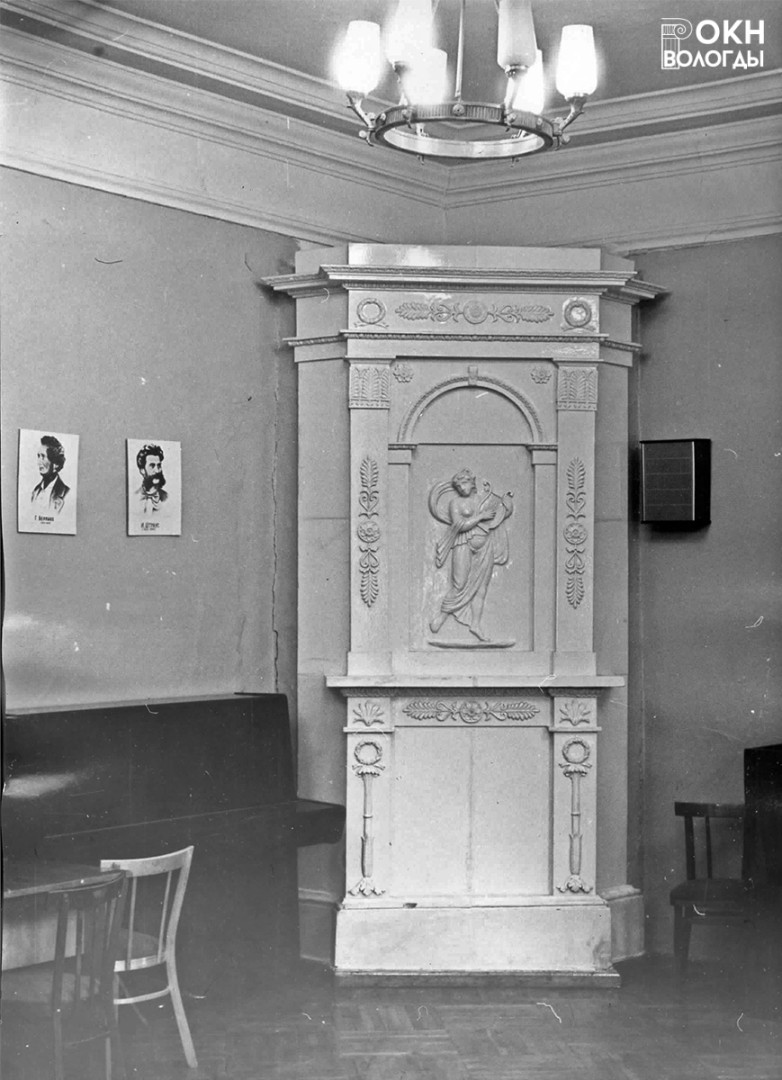 Правая печь (III) гостиной, общий вид, 1981 год