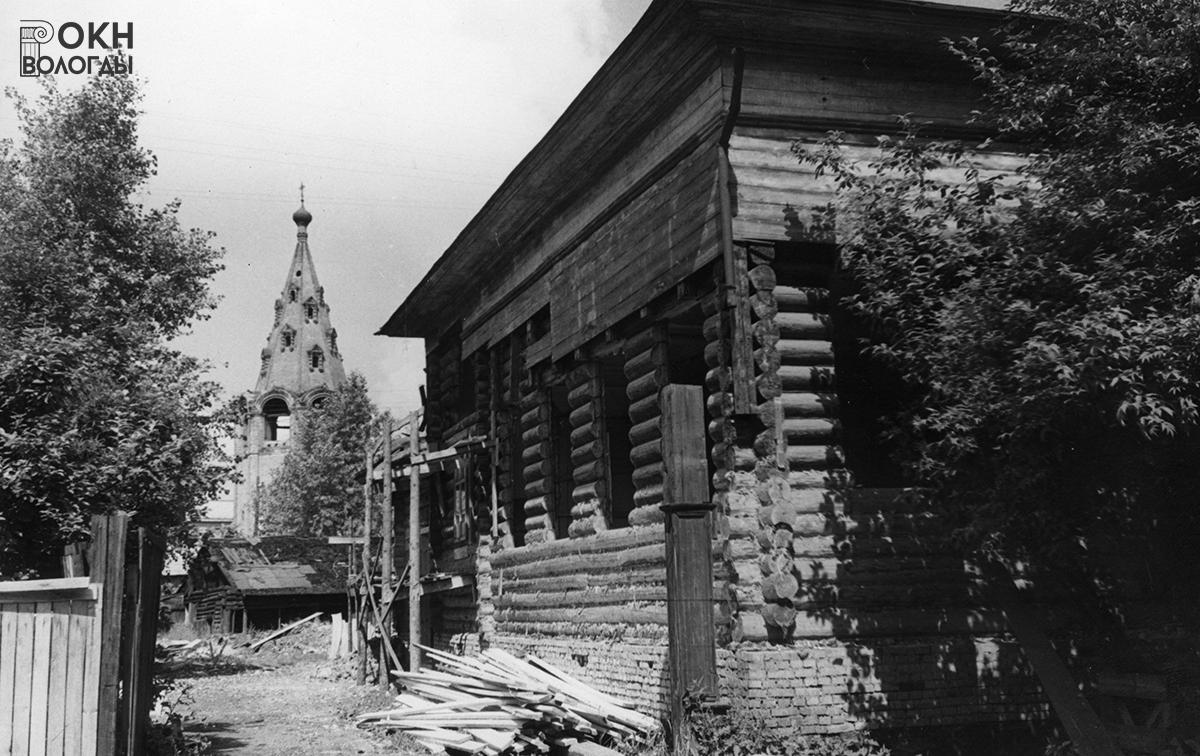 Реставрация бокового фасада, на дальнем плане - колокольня Владимирской церкви, 1972 год