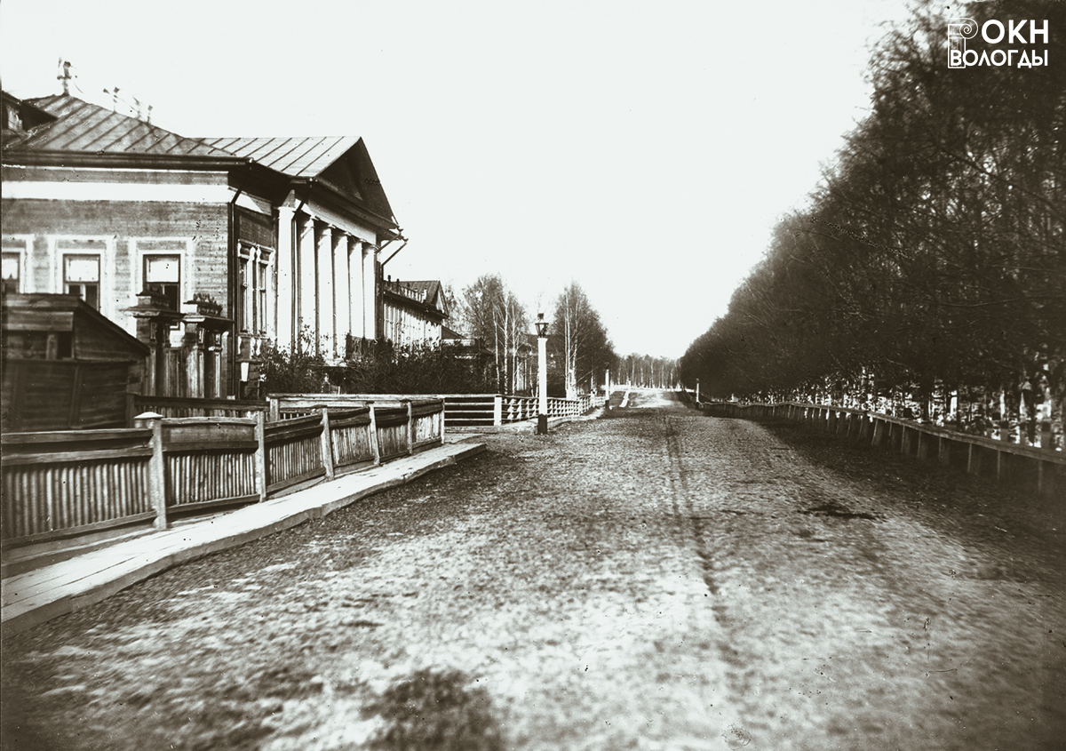 Дом Волкова с классическим декором наличников и зимним садом. Фото 1870-х годов (ВГИАХМЗ ВГМЗ 31394-5)