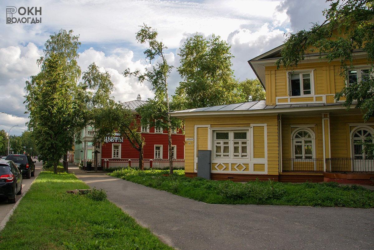 Декор главного фасада. На заднем плане флигель усадьбы Дружинина (ул. Мальцева,18)