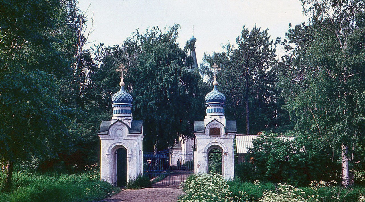 Ворота кладбища, 1978 год