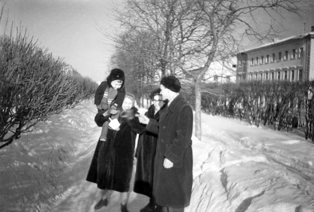 Здание в процессе завершения работ по пристройке видно на семейной фотографии конца 1950-х годов