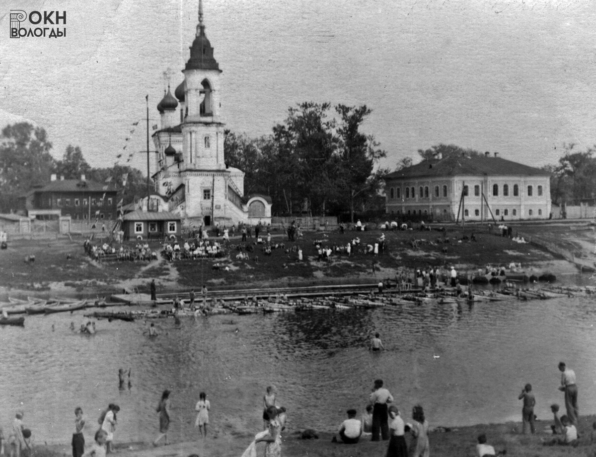 Пляж и здание станции спасания на водах ДОСФЛОТА перед фасадом церкви. Фото 1952 года