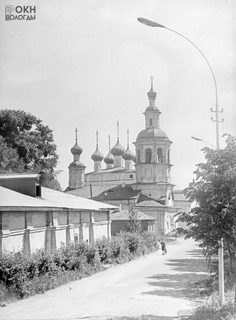 На переднем плане - западный фасад тёплой церкви Пресвятой Богородицы, на дальнем плане - главки холодной церкви Димитрия Прилуцкого, 1980 год