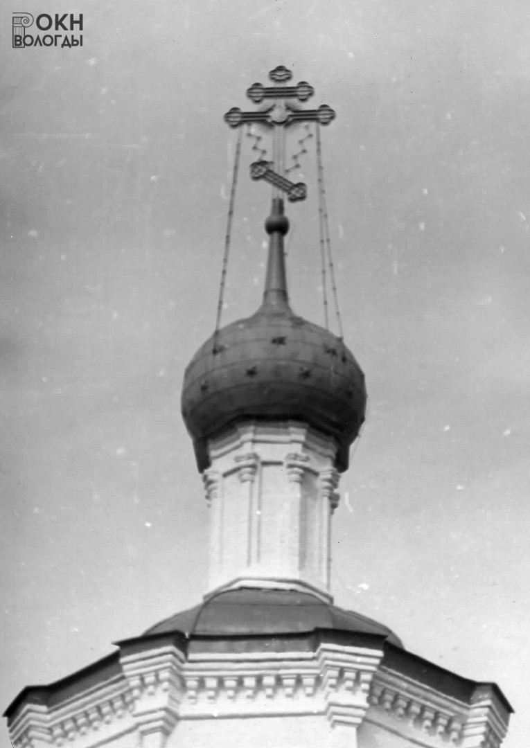 Восстановленная в начале 12970-х годов главка с крестом после покраски, 1985 год