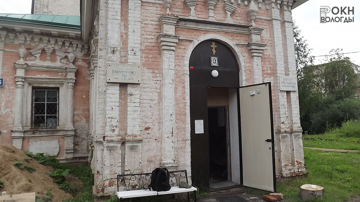 Вход в церковь, с юго-запада