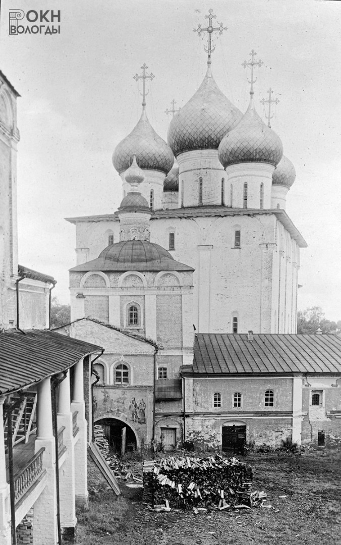 Вид со двора Архиерейского дома, первая половина XX века
