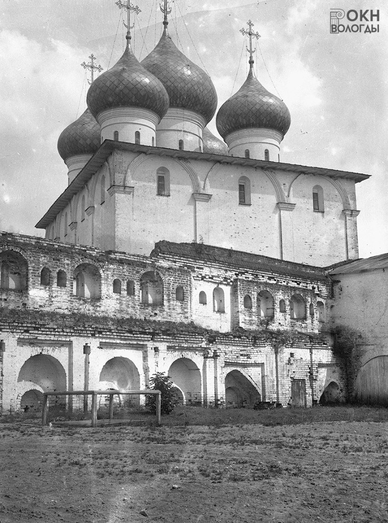 Вид из Консисторского двора Вологодского кремля, 1946 год (ВГИАХМЗ, НВ 5189-13)