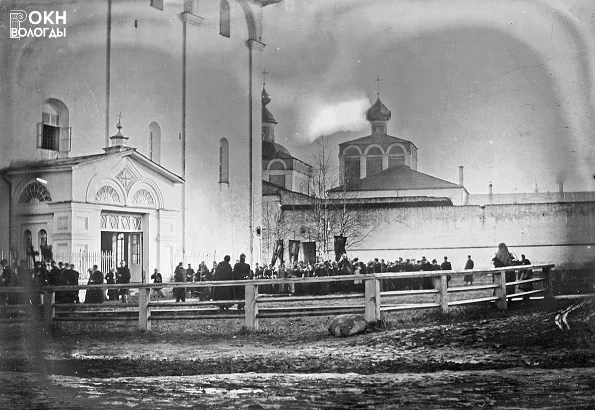 Крестный ход у северо-западного фасада собора, конец XIX века