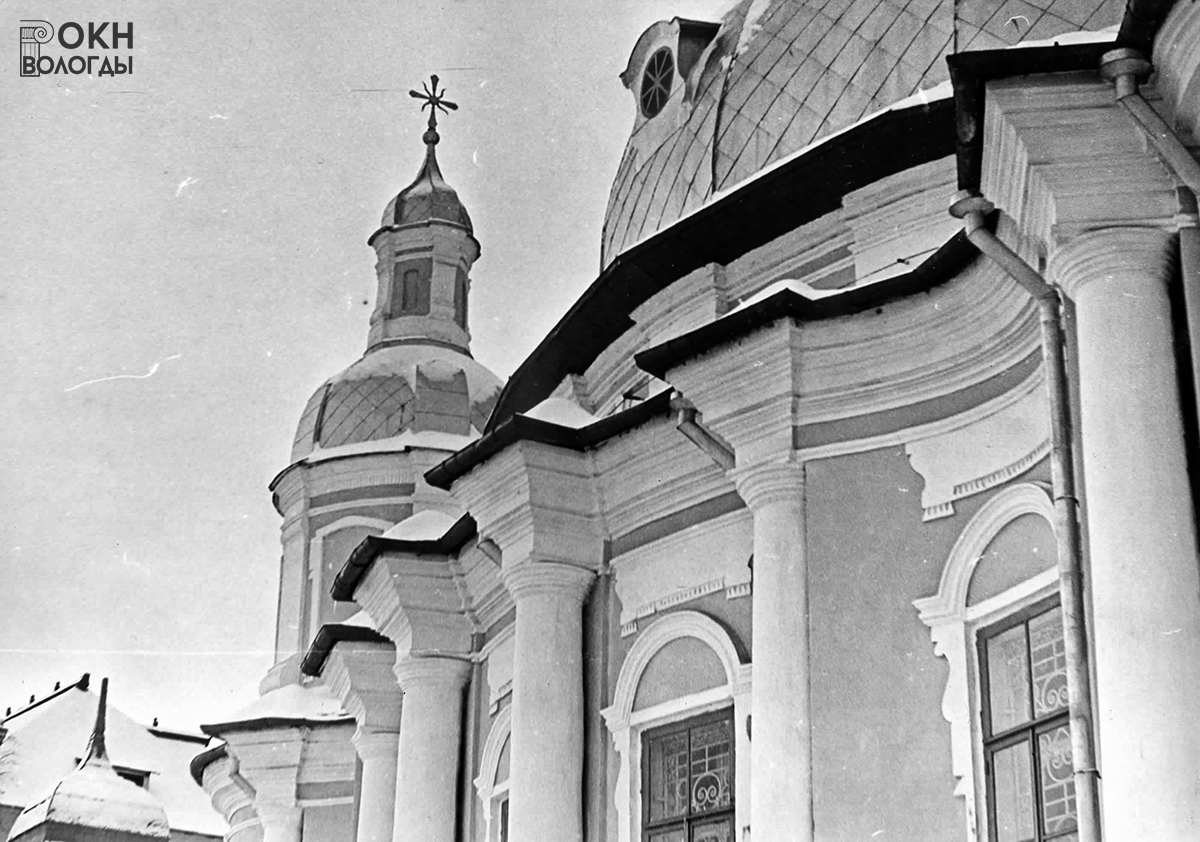 Северо-восточный фасад, карниз колонн, 1981 год