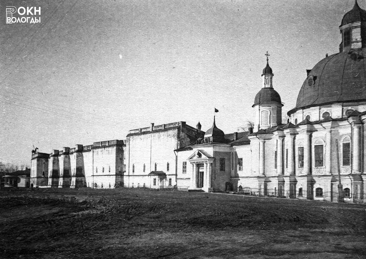 Воскресенский собор и стена Архиерейского дома, 1940-е годы