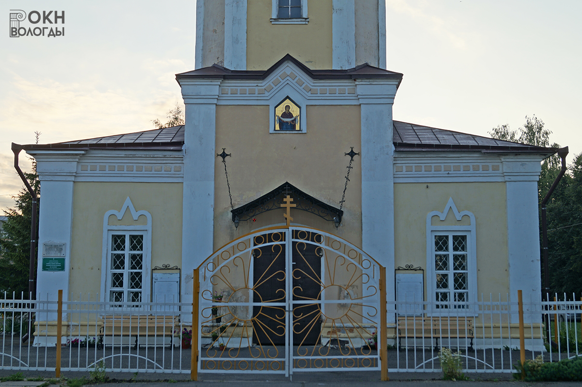 Вход в церковь и декор главного фасада