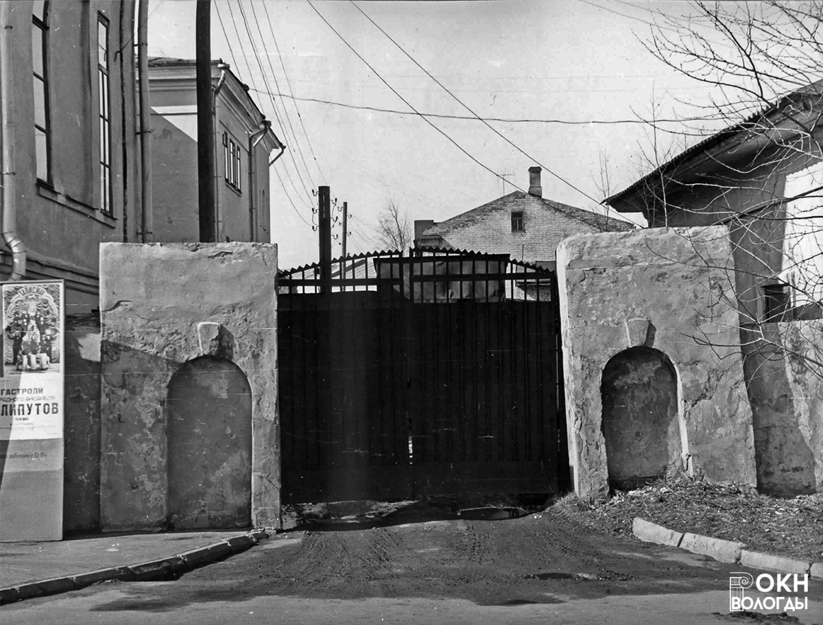 Ворота с ул. Пушкинской, 1984 год