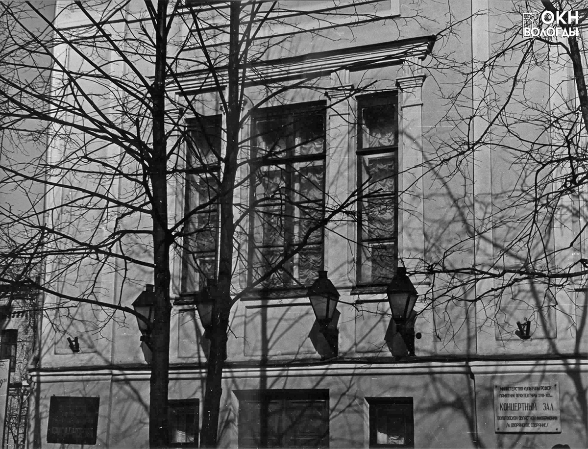 Тройное окно второго этажа над главным входом, 1984 год