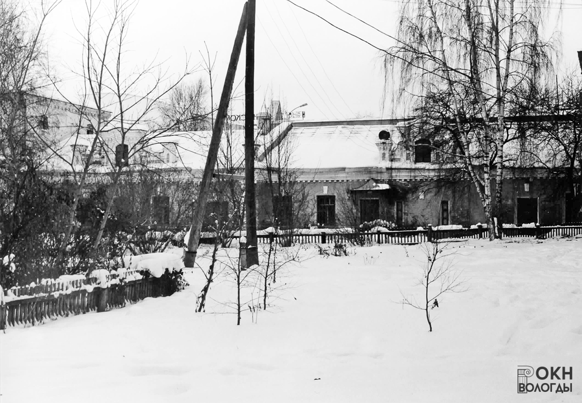 Хоз. постройка (Советский пр., 12). Общий вид с востока, 2000 год