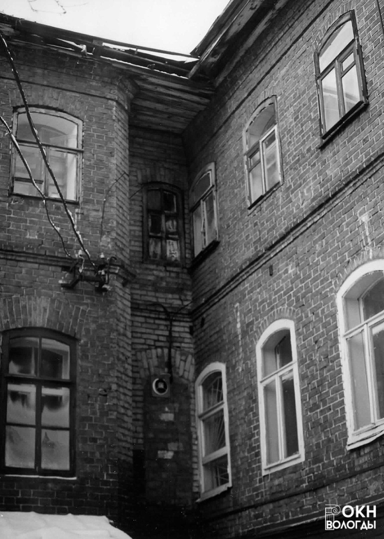 Доходный дом (Советский пр., 12). Фрагмент бокового (восточного) фасада, южная часть, 2000 год