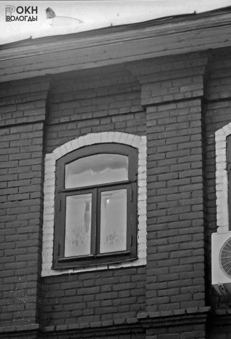 Доходный дом (Советский пр., 12). Фрагмент бокового (восточного) фасада, Окно 3-го этажа, 2000 год