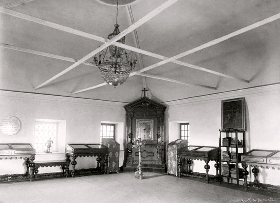 Угол большой комнаты с киотом и аналоями, 1900-е годы