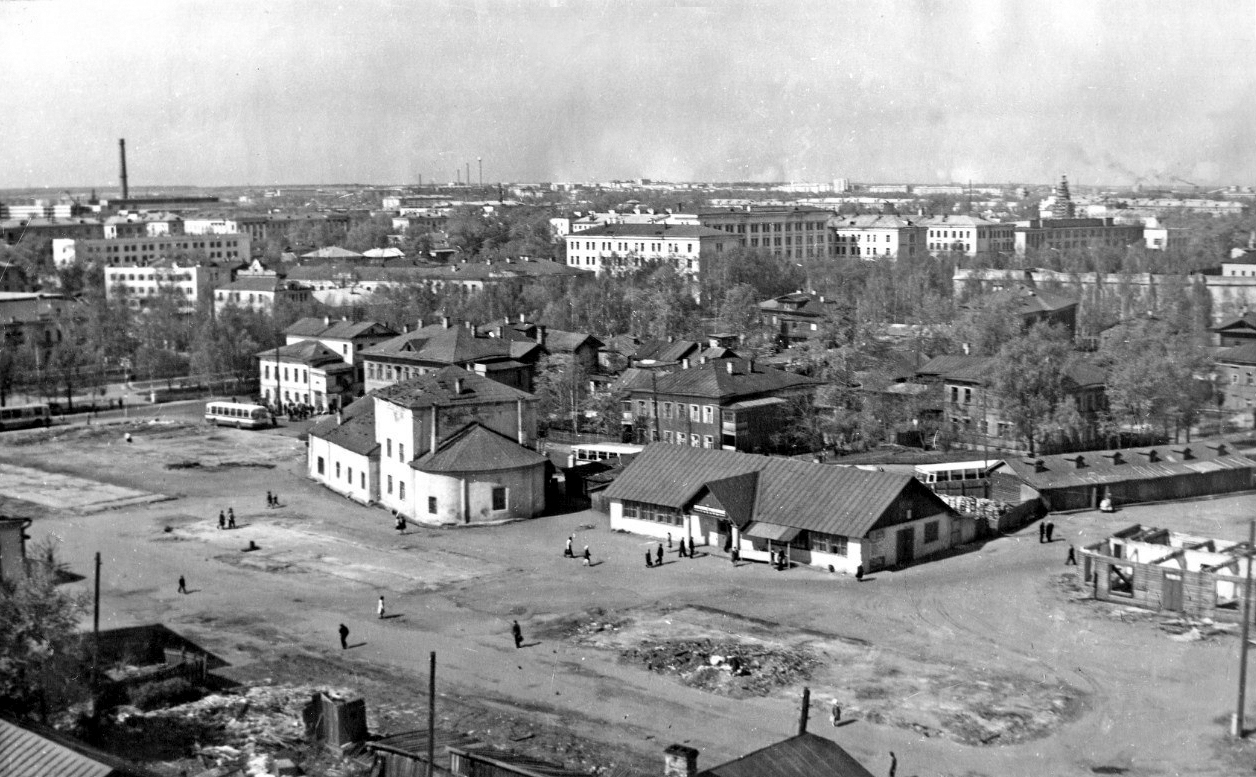 Вид с северо-востока, с водонапорной башни: видны места уже снесённых и демонтируемые деревянные постройки рынка. Фото 1976 года