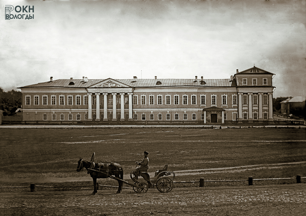 Здание губернской гимназии, 1870-е годы. Фото из собрания ВГИАХМЗ (нв 15026/2)