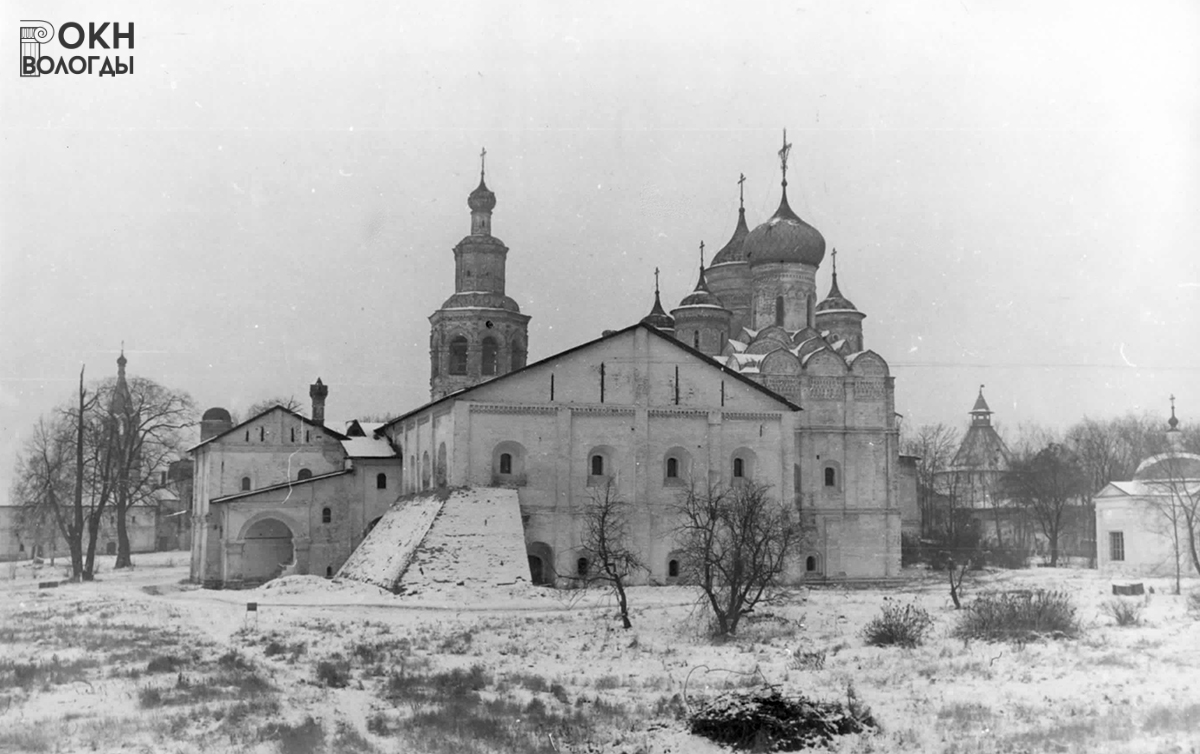Общий вид Введенской церкви с трапезной и Белой палатой, вид с юга, 1985 год