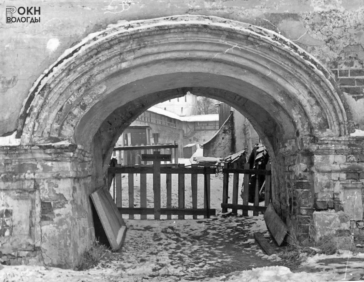 Ворота на Казённый двор, западный фасад, 1985 год