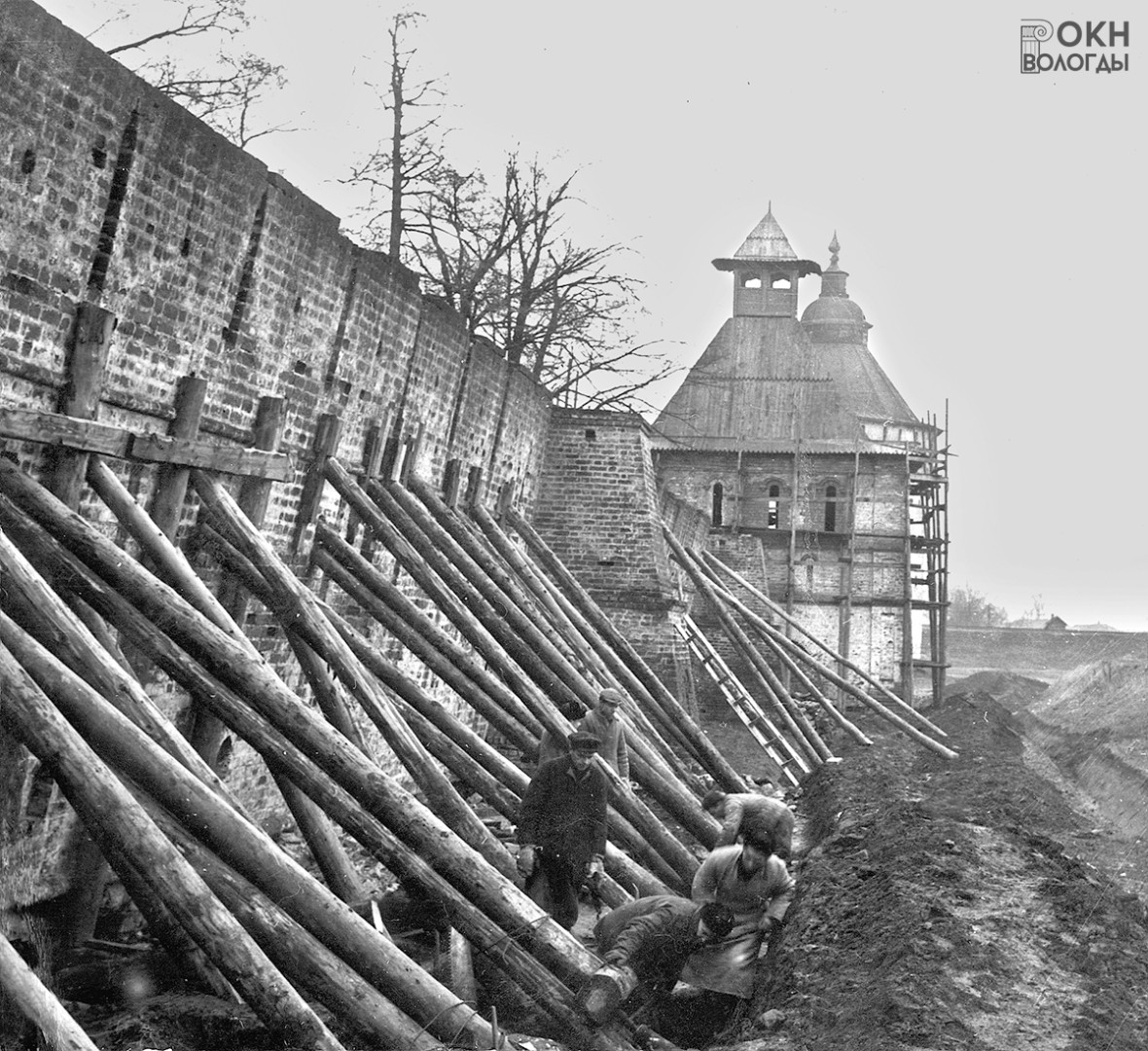 Выпрямление юго-западной стены 
монастыря домкратами, конец 1950-х годов