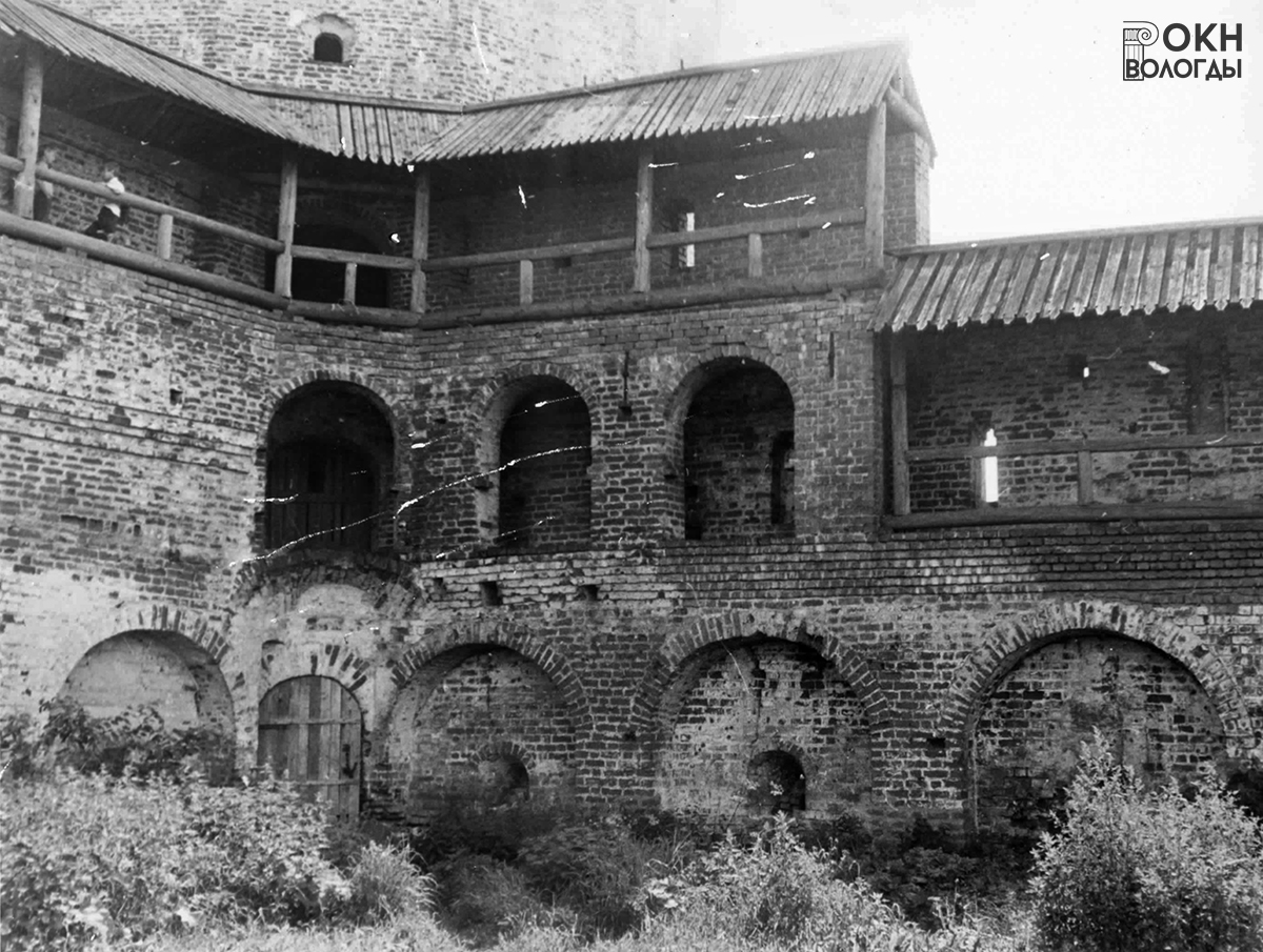 Вход в Южную башню, вид с востока, 1986 год
