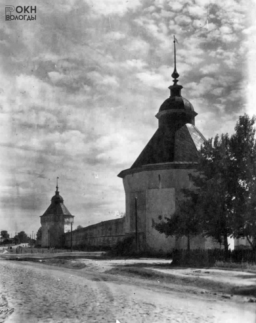 Белозерская башня (на переднем плане) и Вологодская башня (на заднем плане), 1947 год