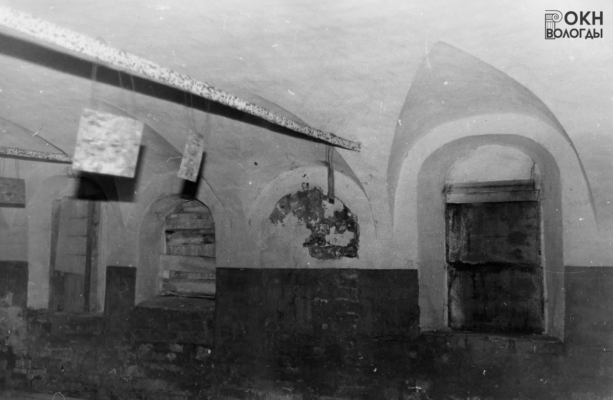 Корпус кладовых с галереей XVI в., западная палата, второй этаж, фрагмент северной стены, 1986 год