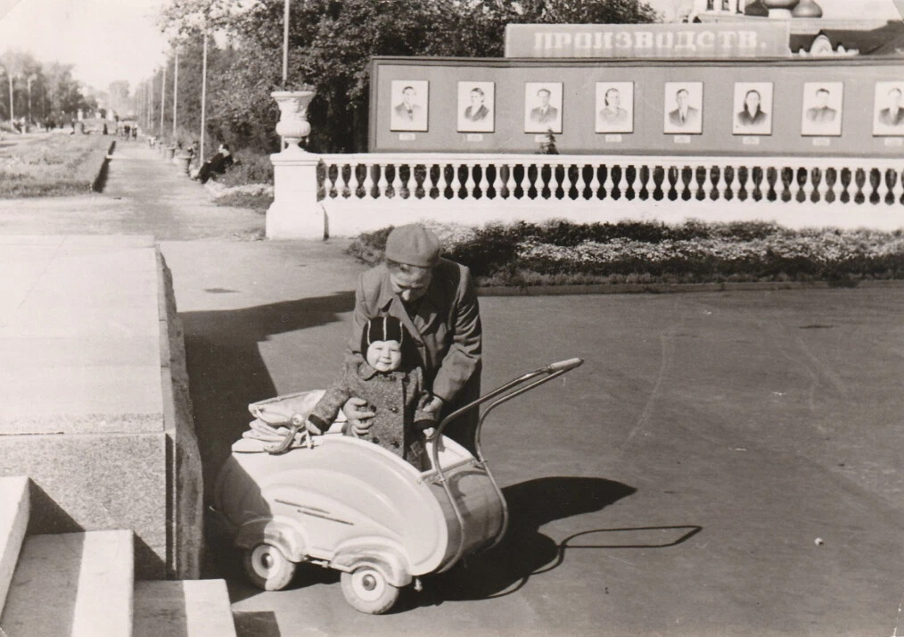 Вологжане на прогулке у памятника В.И. Ленину, весна 1959 года