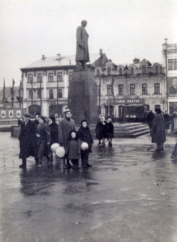 Фотографирование в ноябрьские праздники у памятника В.И. Ленину, 1959-1960 годы