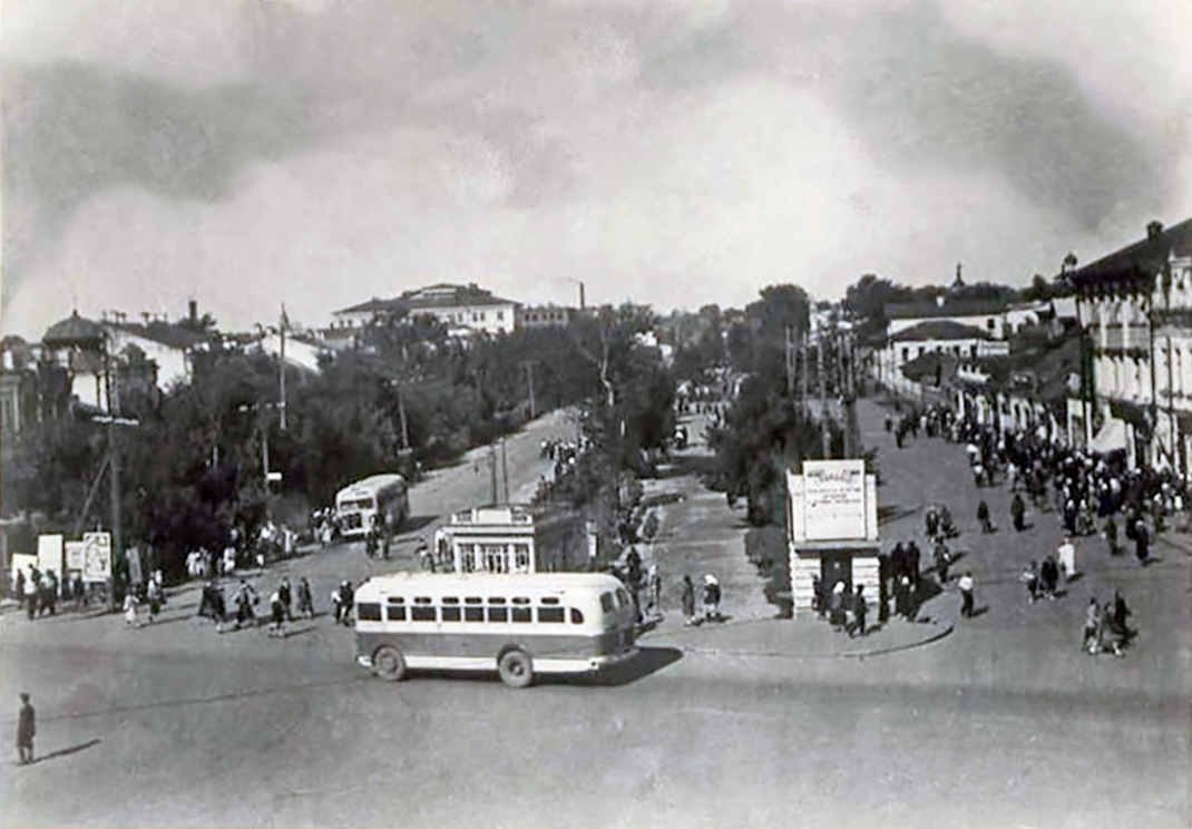 Площадь Свободы до установки памятника В.И. Ленину, начало 1950-х годов