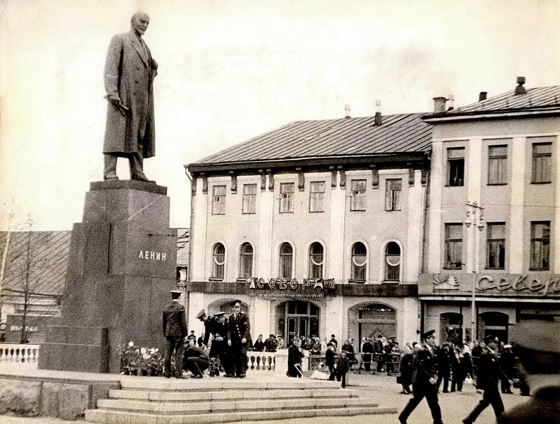 Торжественное возложение цветов к памятнику В.И. Ленину, 1967 год