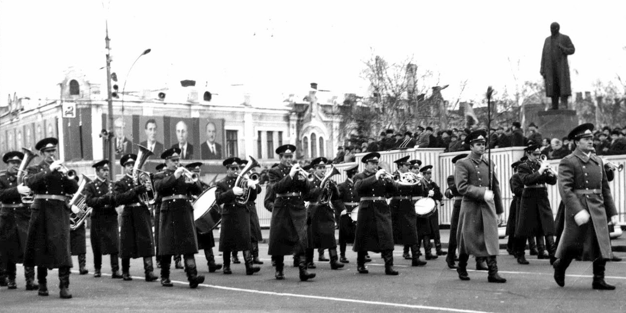 Военный оркестр на первомайская демонстрации проходит перед памятником В.И. Ленину, конец 1970-х годов