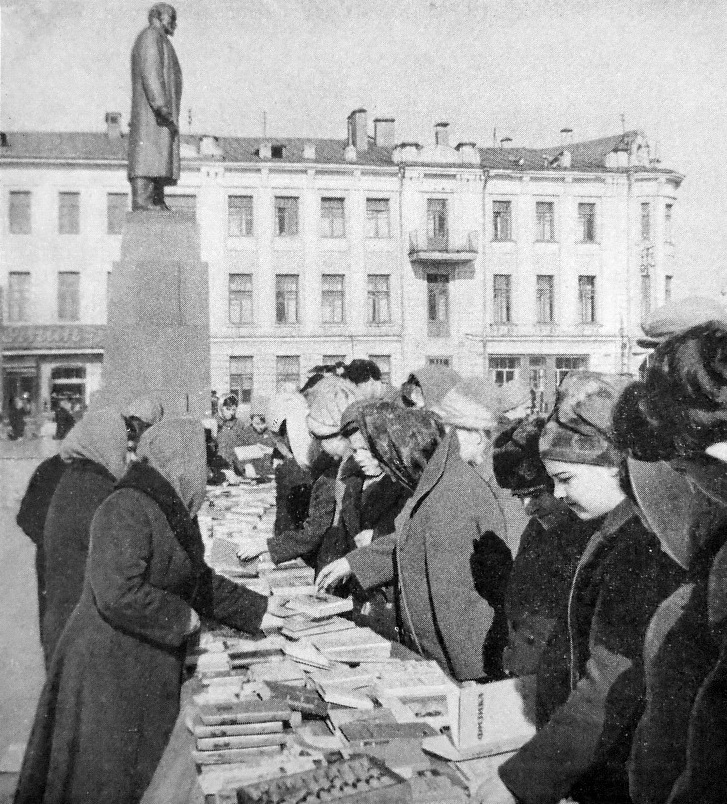 Книготорговля на площади Свободы возле памятника, 1961 год