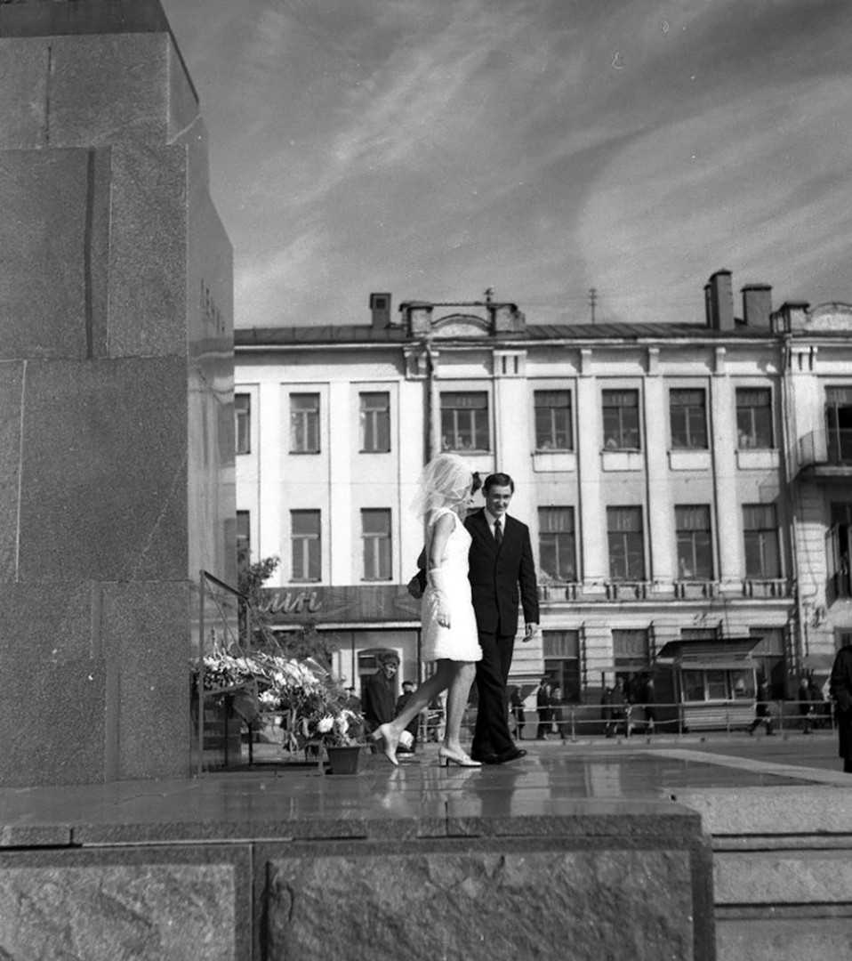 Молодожёны возлагают цветы к памятнику, 1960-е годы