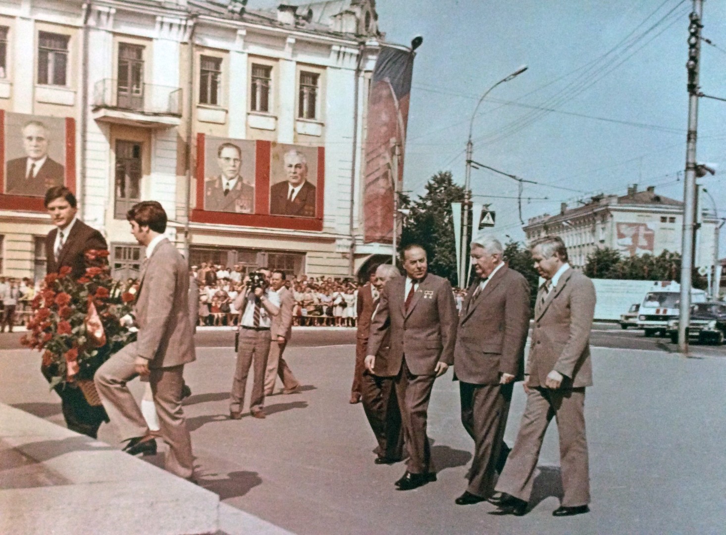 В.А. Грибанов, Г.А. Алиев, А.С. Дрыгин, В.А. Купцов (слева направо) возлагают цветы к памятнику В.И. Ленину. 2 июля 1983 года