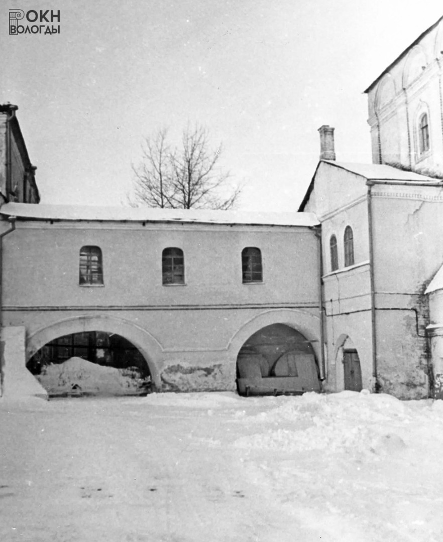 Галерея-переход между Симоновским корпусом (слева) и Надвратной Воздвиженской церковью (справа), восточный фасад, 1981 год