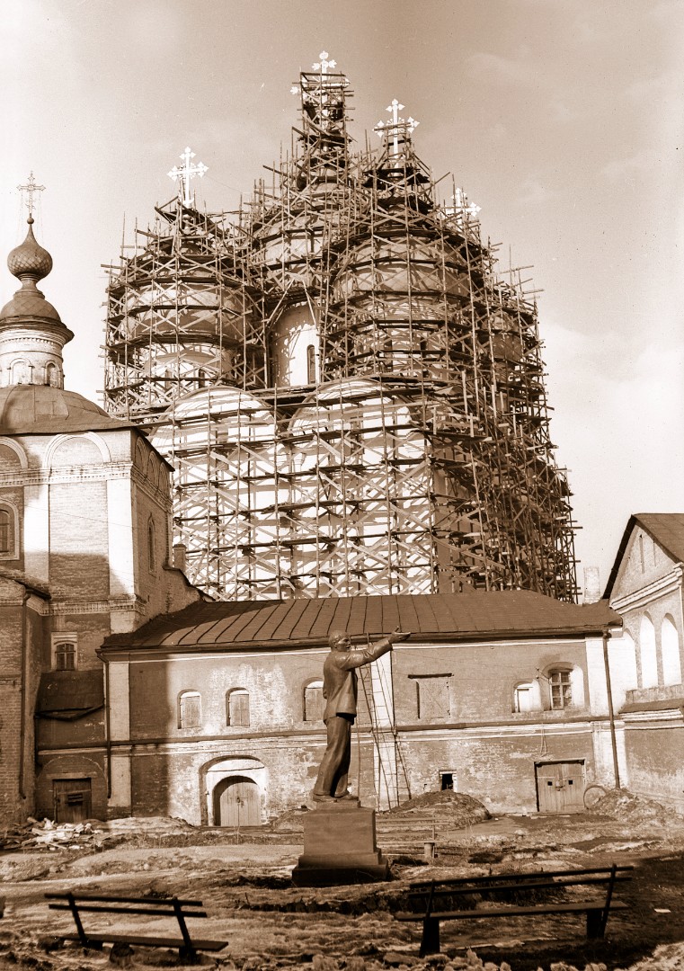 Надвратная Воздвиженская церковь и Безымянный корпус, с юга, 1968 год