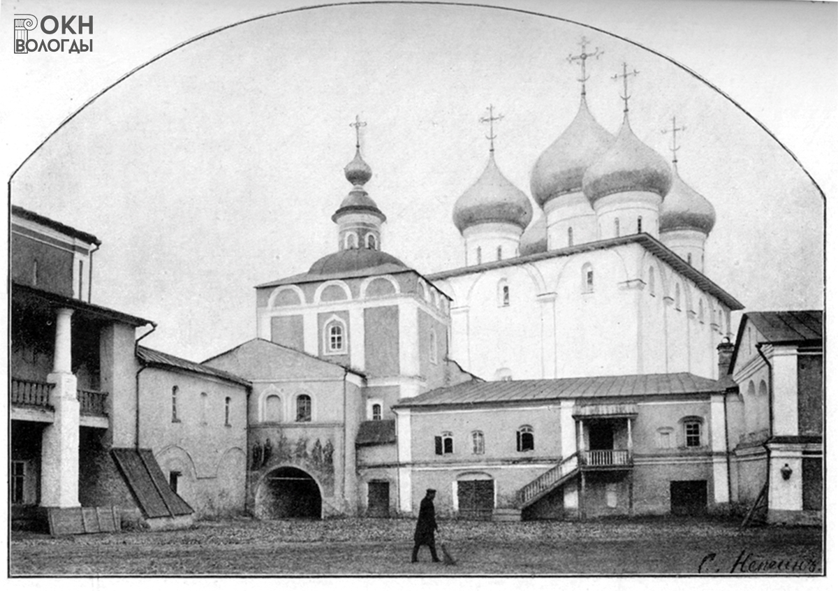 Надвратная Воздвиженская церковь и Безымянный корпус, с юго-востока, 1890-е годы. Фото из книги: Непеин С.А. Путеводитель по Вологодскому епархиальному древнехранилищу. Вологда, 1900.