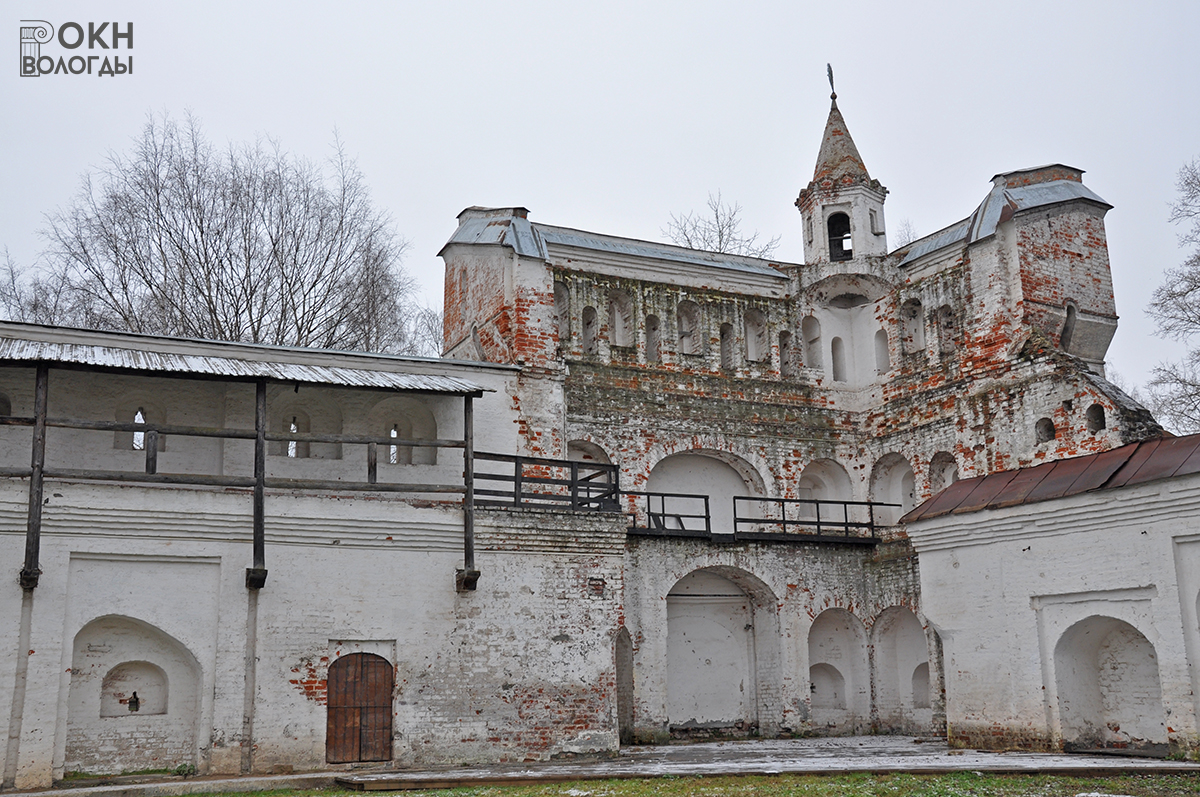 Пятницкая башня, вид с севера, из Хозяйственного двора, 2011 год