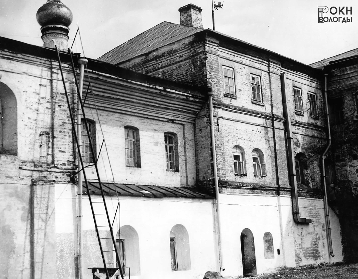 Корпуса Иринеевский (слева) и Гаврииловский, с юга, со стороны Хозяйственного двора, 1981 год